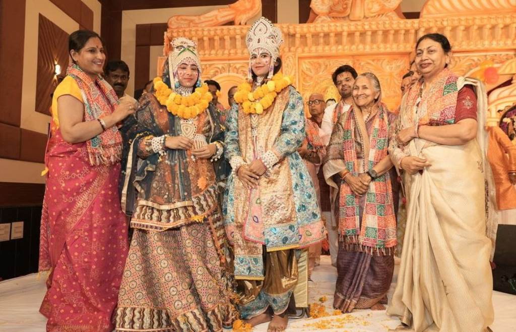 Devotees rejoiced upon witnessing the tableau of the divine marriage of Shri Ram and Janaki expressing their faith through a shower of flowers